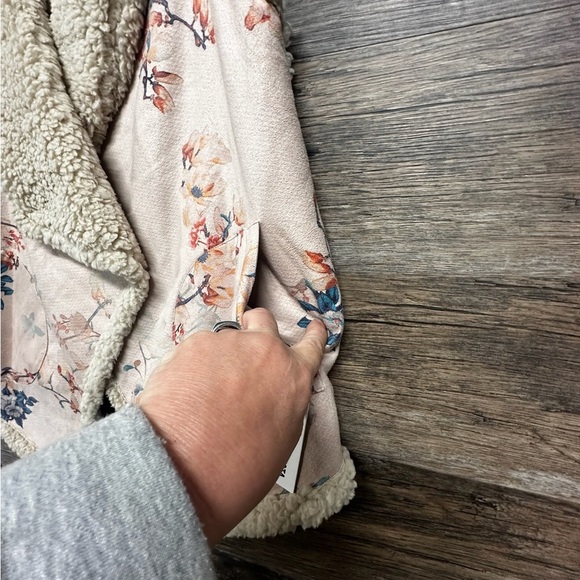 BB Dakota Cream Floral Asymmetrical Vest with Plush Sherpa Lining - Picture 4 of 11